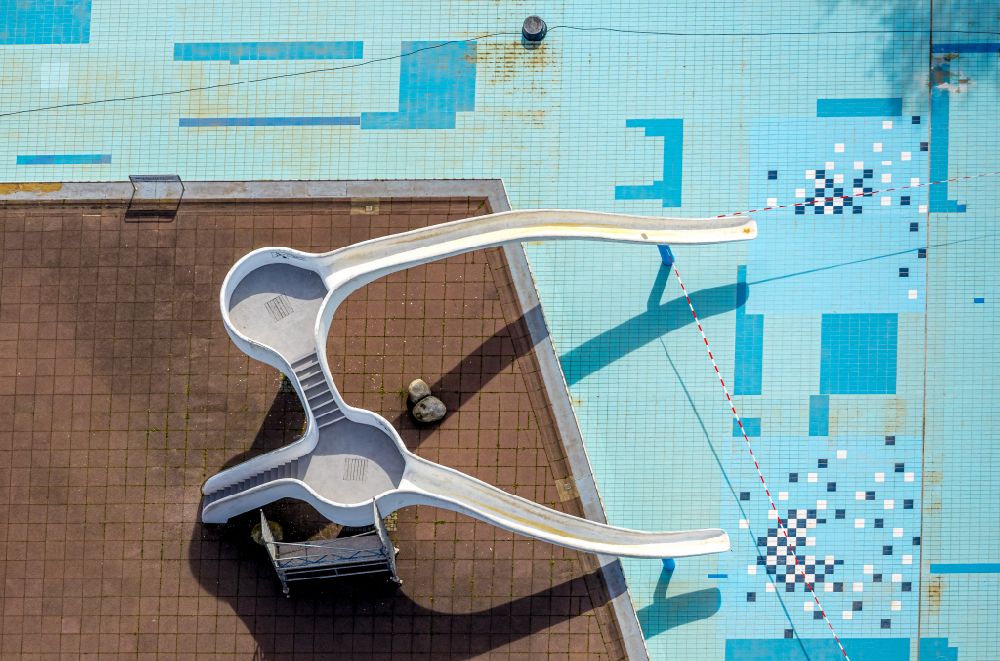 Essen from above - swimming pool of the Grugabad in Essen in the state North Rhine-Westphalia