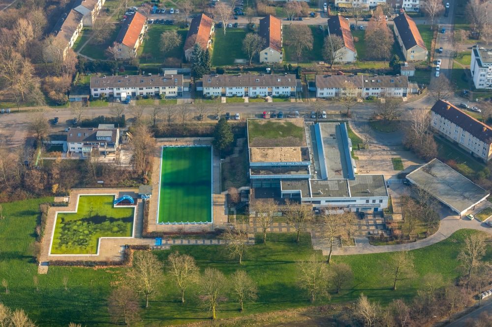 Aerial photograph Bochum - Swimming pool of the Hallenfreibad Hofstede - Nordwestbad in Bochum in the state North Rhine-Westphalia, Germany