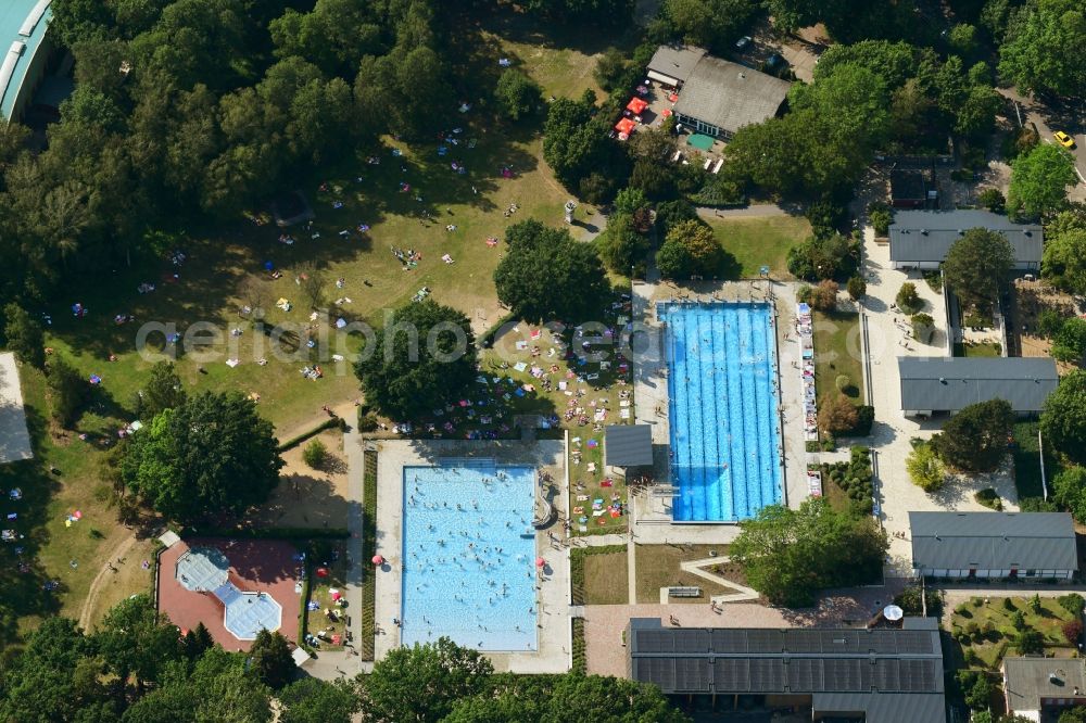 Aerial photograph Kleinmachnow - Swimming pool of the Kiebitzberge on Fontanestrasse in Kleinmachnow in the state Brandenburg, Germany