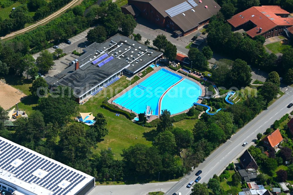 Aerial image Meldorf - Swimming pool of the Hallen- und Freibad on street Buettelsweg in Meldorf in the state Schleswig-Holstein, Germany