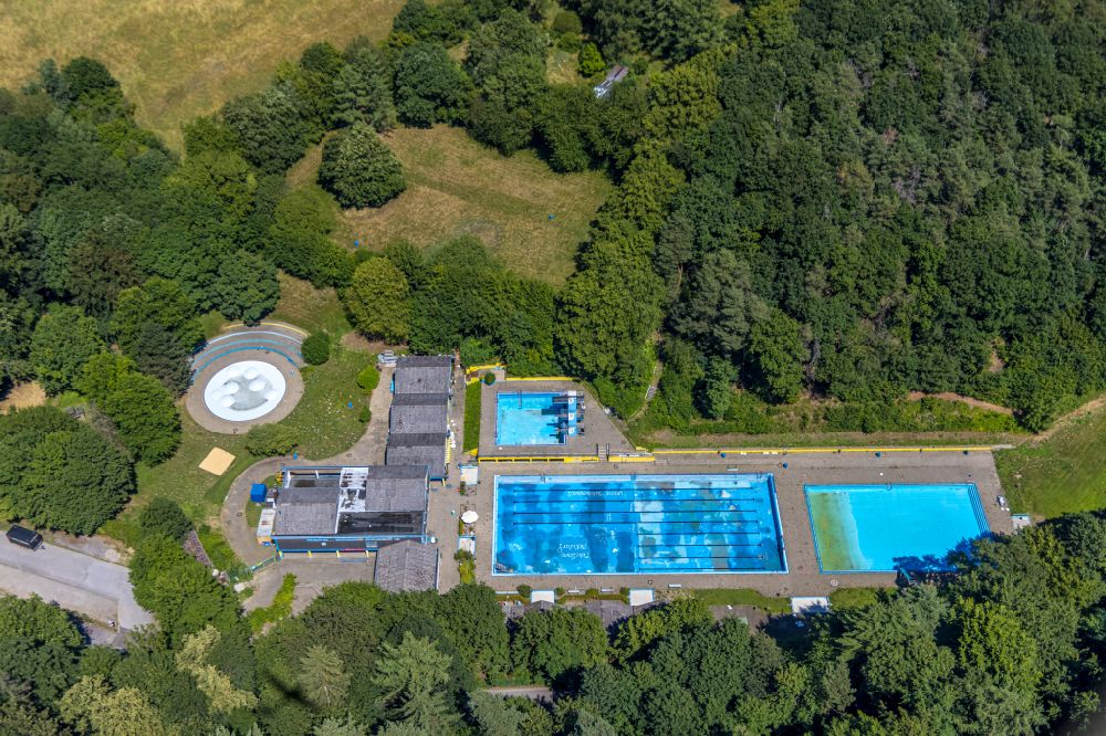 Schwelm from the bird's eye view: Swimming pool of the ohne Wasser on street Schwelmestrasse in Schwelm in the state North Rhine-Westphalia, Germany