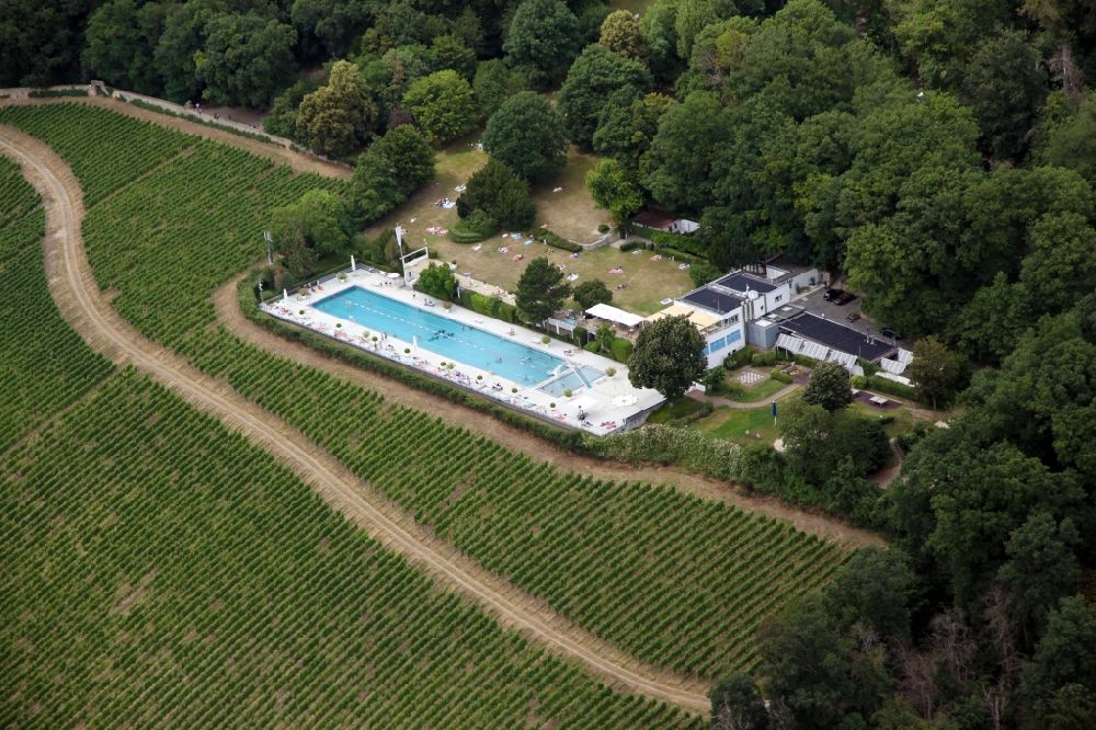Aerial photograph Wiesbaden - Swimming pool of the Opelbad in Wiesbaden in the state Hesse