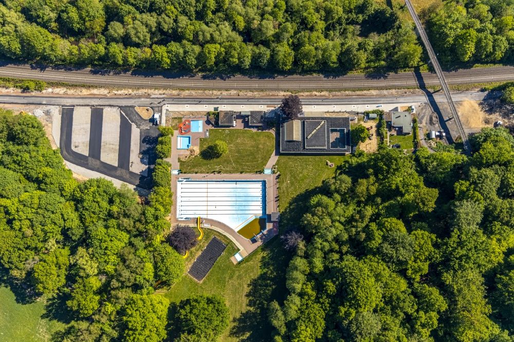 Aerial image Arnsberg - Swimming pool of the in the district Neheim in Arnsberg in the state North Rhine-Westphalia, Germany