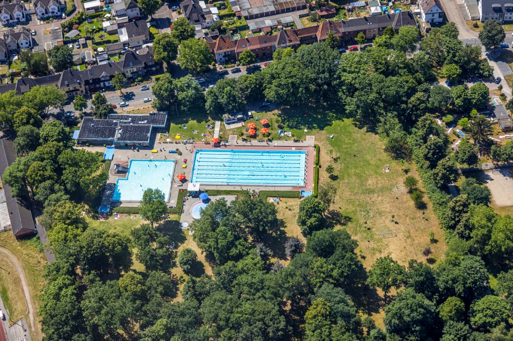 Castrop-Rauxel from the bird's eye view: Swimming pool of the Parkbad Nord in the district Ickern in Castrop-Rauxel at Ruhrgebiet in the state North Rhine-Westphalia, Germany