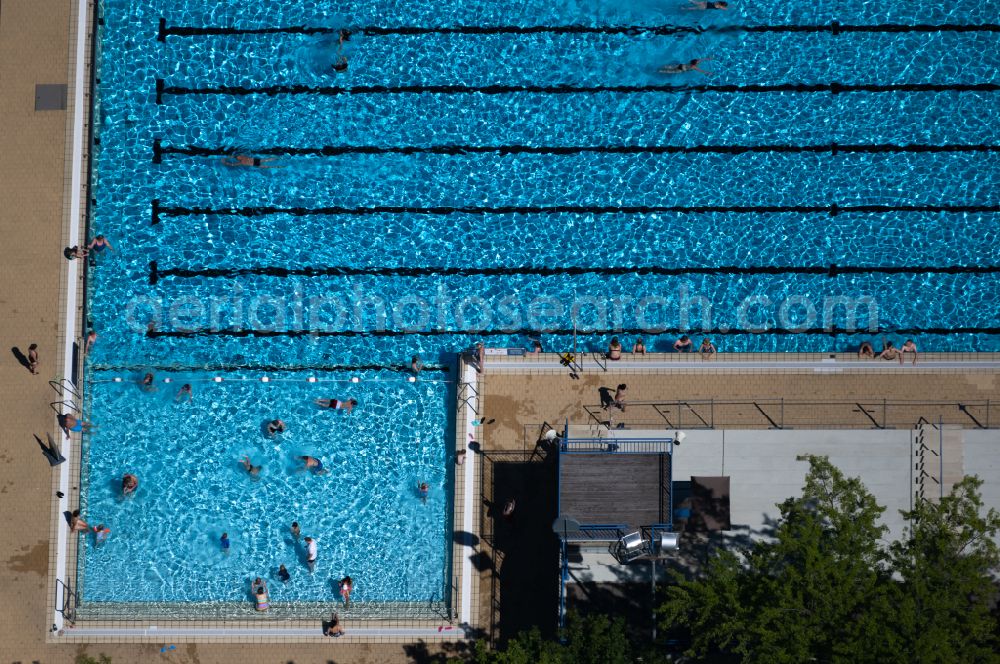 Aerial image Braunschweig - Swimming pool of the Raffteich on street Madamenweg in the district Weststadt in Brunswick in the state Lower Saxony, Germany