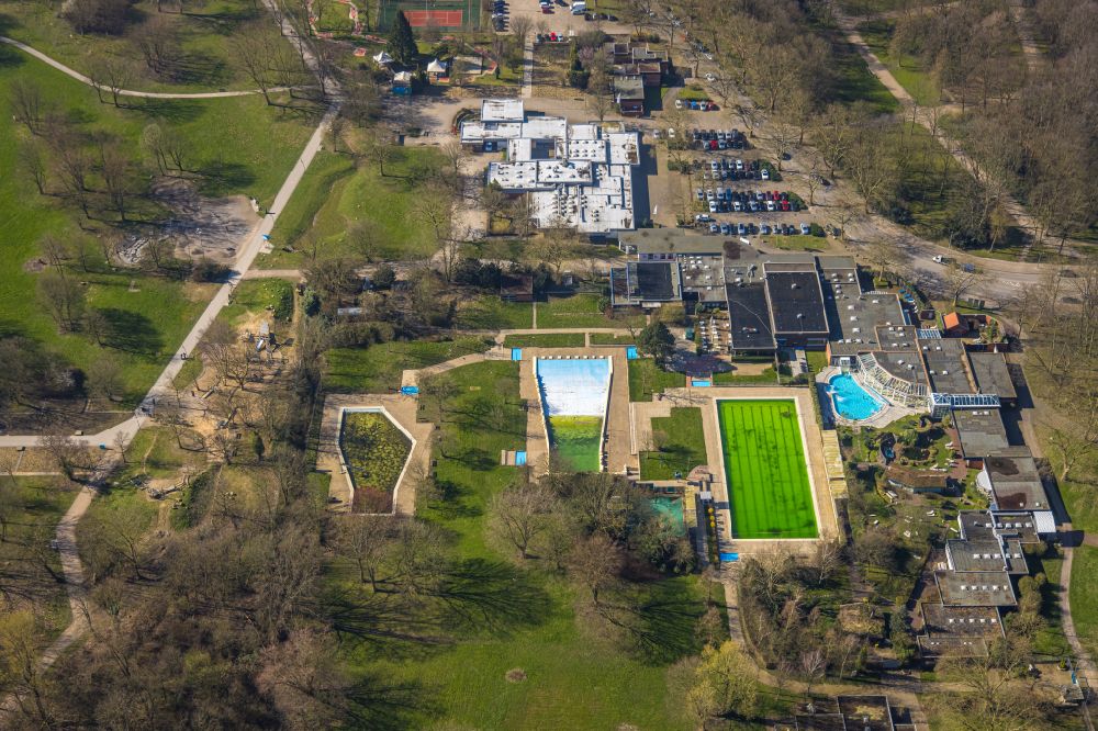 Aerial photograph Gelsenkirchen - Swimming pool of the Revierpark Nienhausen in Gelsenkirchen in the state North Rhine-Westphalia