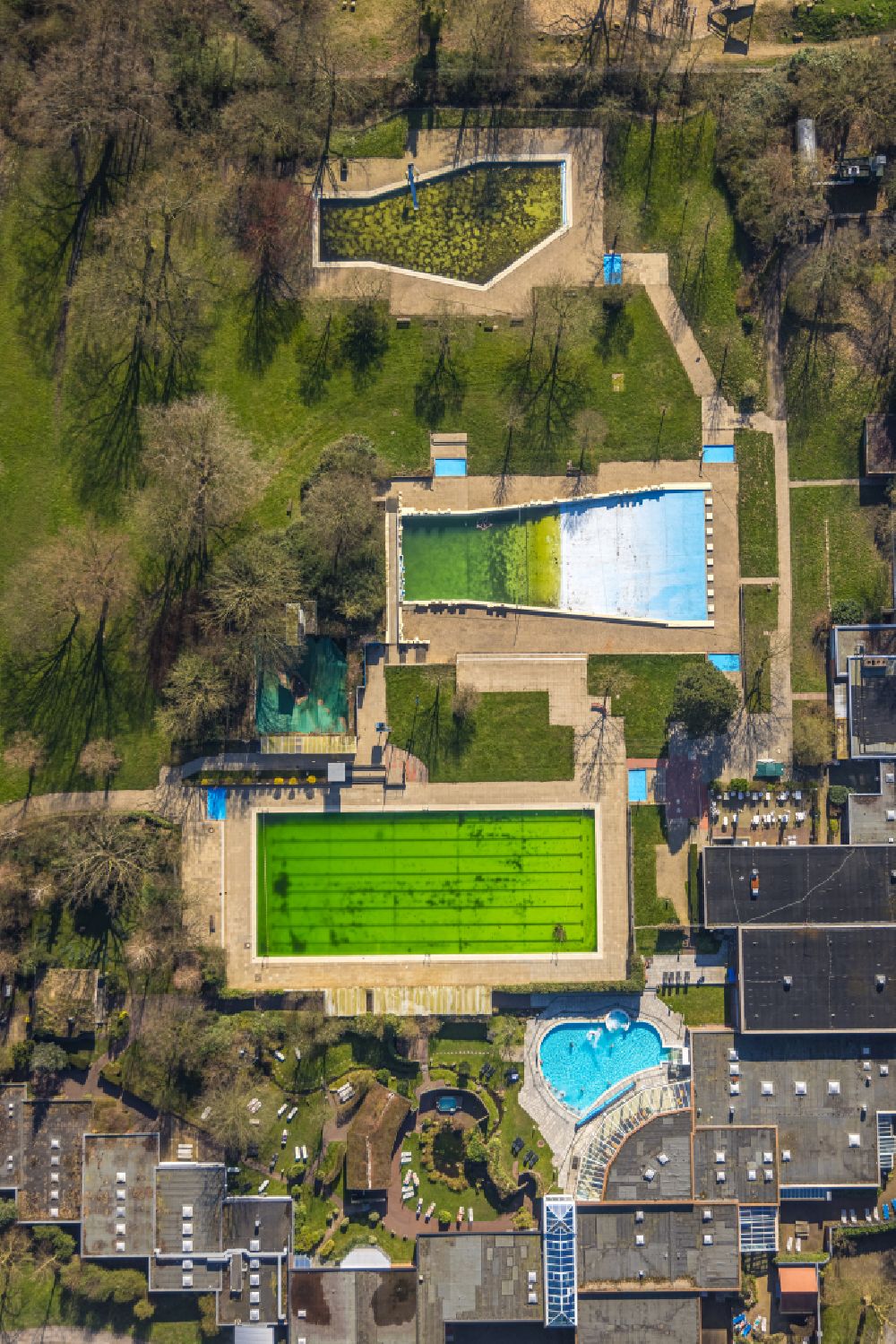 Gelsenkirchen from above - Swimming pool of the Revierpark Nienhausen in Gelsenkirchen in the state North Rhine-Westphalia