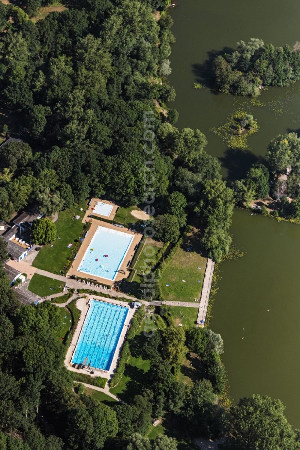 Hannover from the bird's eye view: Swimming pool of the Ricklinger Bad in Hannover in the state Lower Saxony, Germany