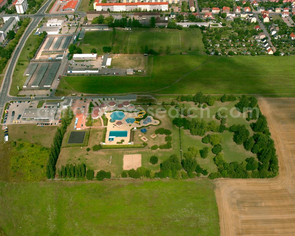Riesa from the bird's eye view: Swimming pool of the on street Alter Pfarrweg in Riesa in the state Saxony, Germany