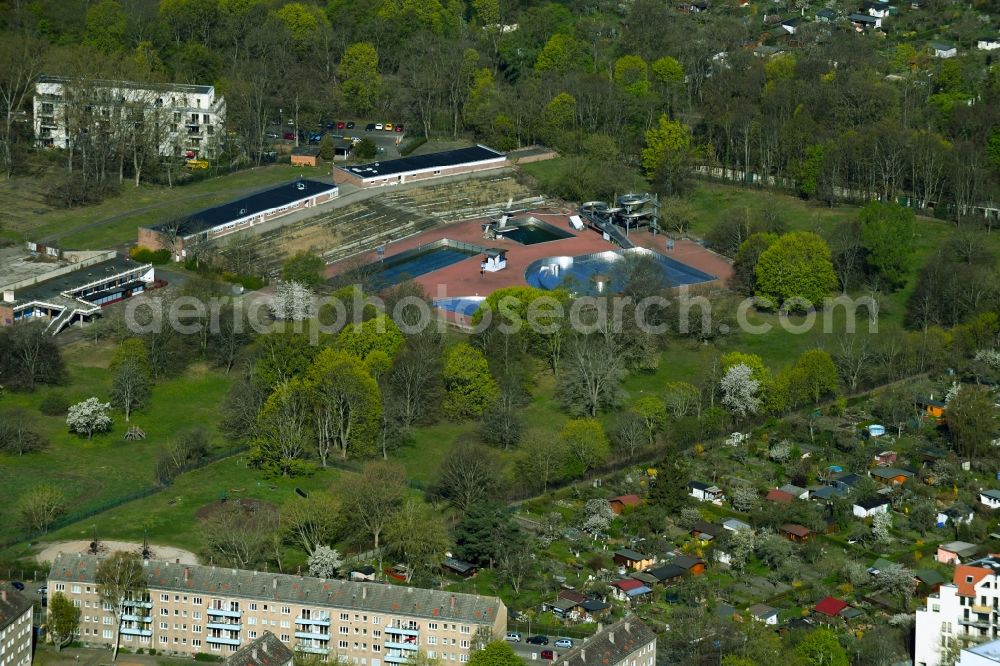 Berlin from above - Swimming pool and grounds with sunbathing areas of the Am Schlosspark outdoor pool in the Pankow district of Berlin, Germany