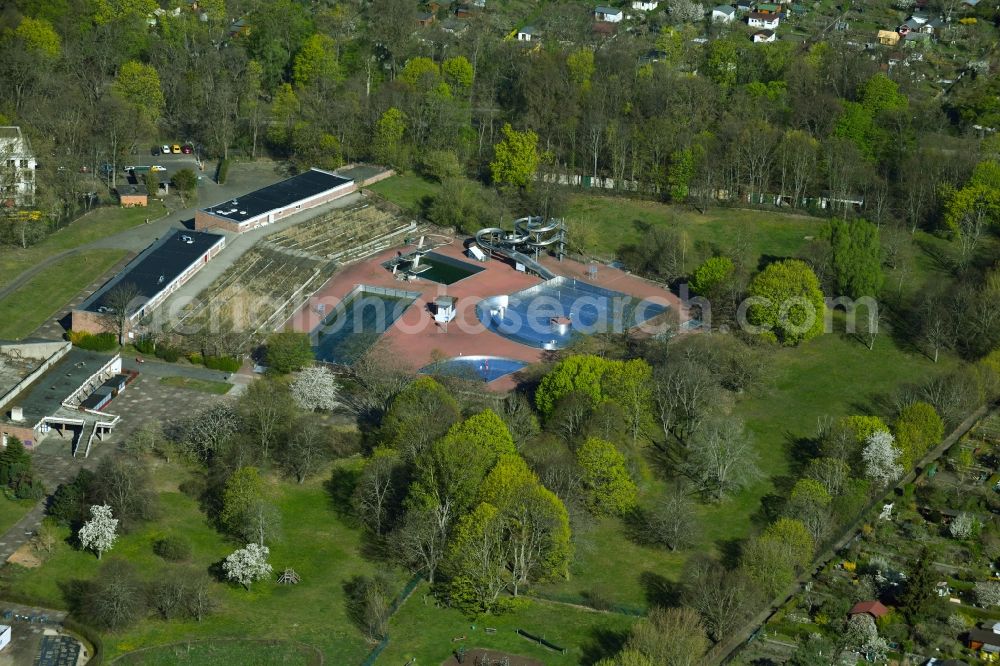 Aerial image Berlin - Swimming pool and grounds with sunbathing areas of the Am Schlosspark outdoor pool in the Pankow district of Berlin, Germany