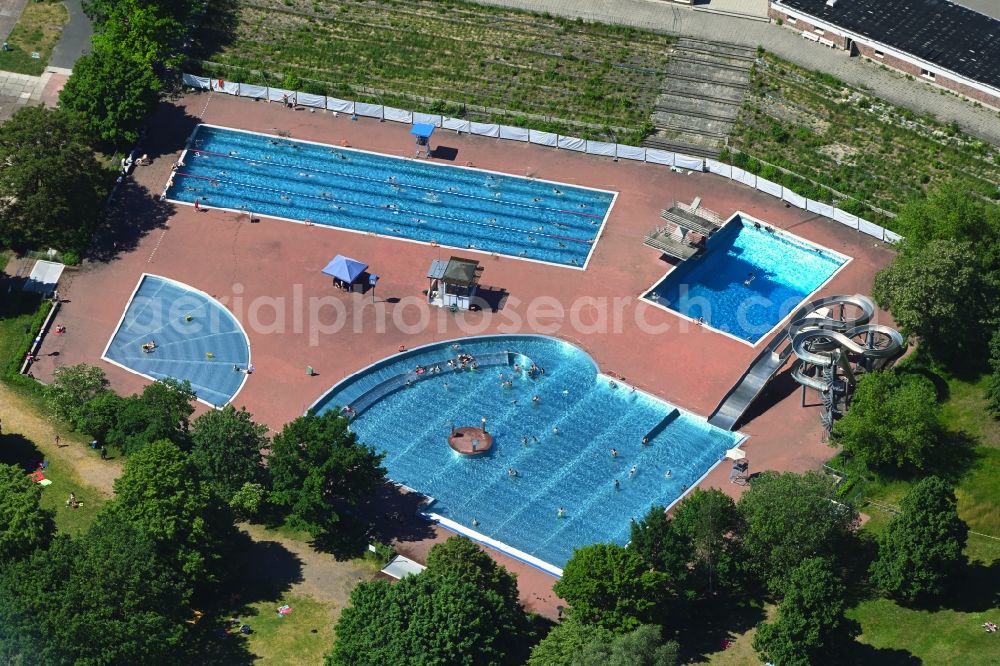 Aerial image Berlin - Swimming pool and grounds with sunbathing areas of the Am Schlosspark outdoor pool in the Pankow district of Berlin, Germany