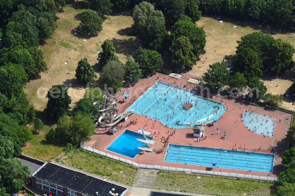 Berlin from above - Swimming pool and grounds with sunbathing areas of the Am Schlosspark outdoor pool in the Pankow district of Berlin, Germany