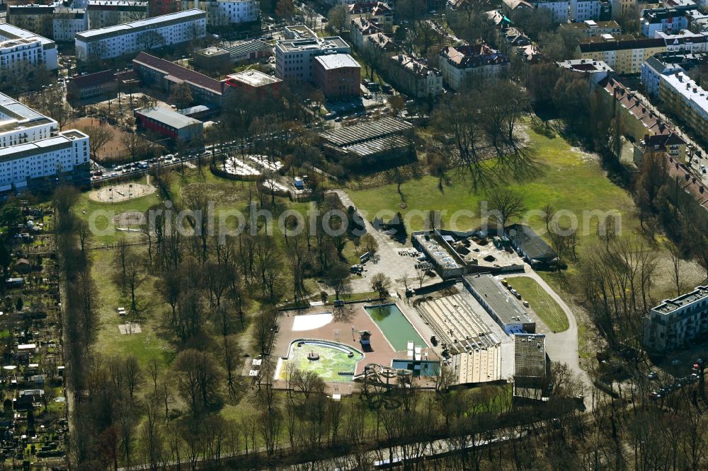 Berlin from the bird's eye view: Swimming pool and grounds with sunbathing areas of the Am Schlosspark outdoor pool in the Pankow district of Berlin, Germany