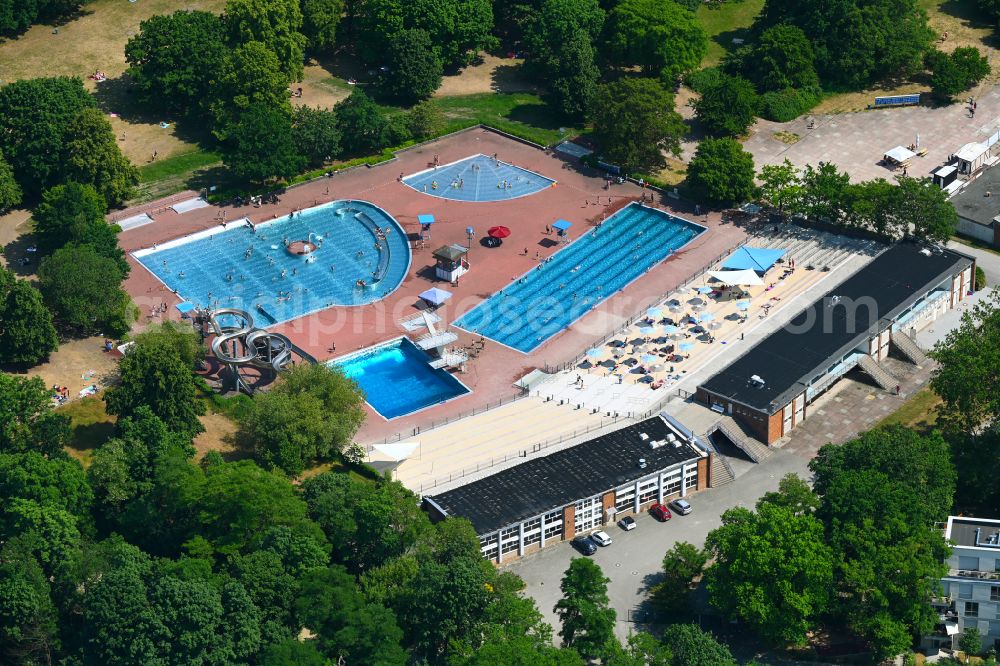 Berlin from the bird's eye view: Swimming pool and grounds with sunbathing areas of the Am Schlosspark outdoor pool in the Pankow district of Berlin, Germany