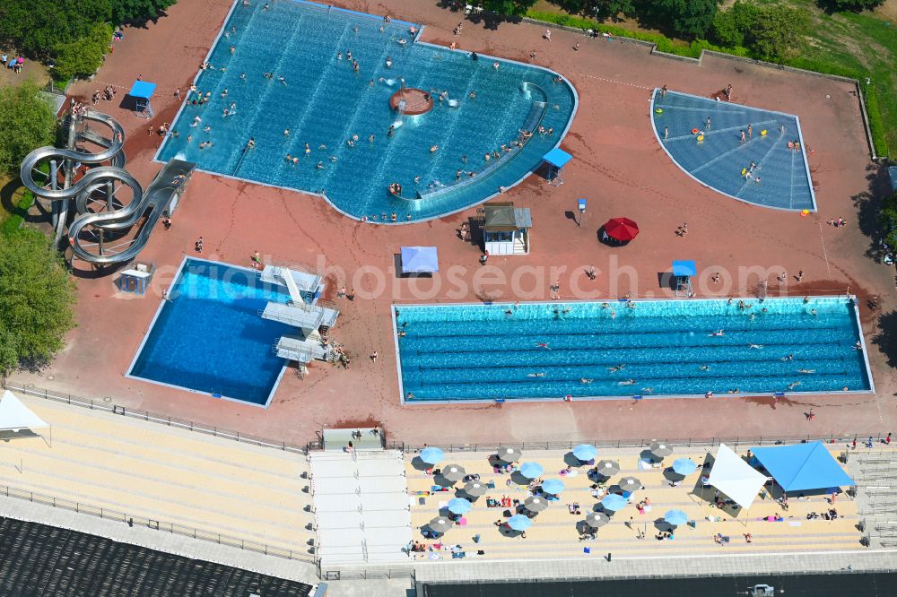 Aerial photograph Berlin - Swimming pool and grounds with sunbathing areas of the Am Schlosspark outdoor pool in the Pankow district of Berlin, Germany