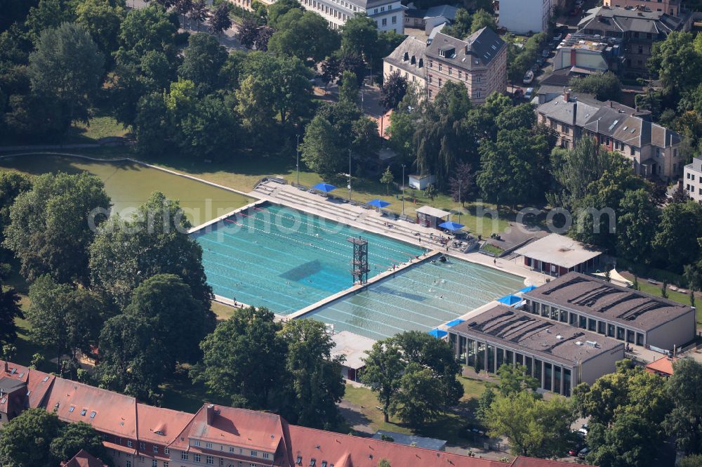 Aerial photograph Weimar - Swimming pool of the Schwanseebad in Weimar in the state Thuringia, Germany