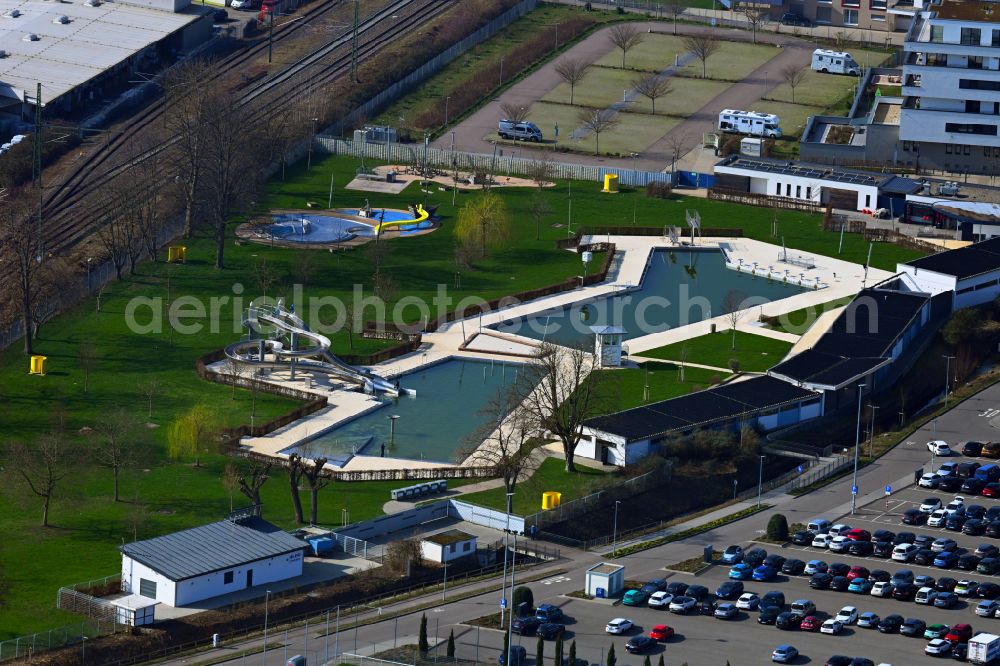 Sinsheim from above - Swimming pool of the on street Schwimmbadweg in Sinsheim in the state Baden-Wuerttemberg, Germany
