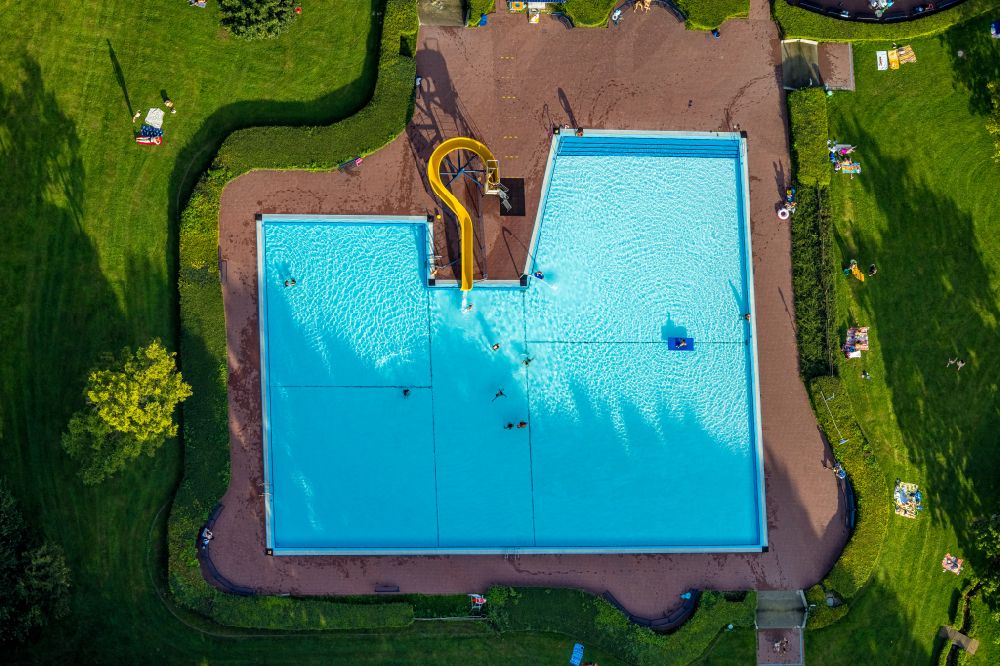 Aerial image Werl - Swimming pool of the of B B G Staedt. Baeof- and Beteiligungs- GmbH in the district Westoennen in Werl in the state North Rhine-Westphalia, Germany