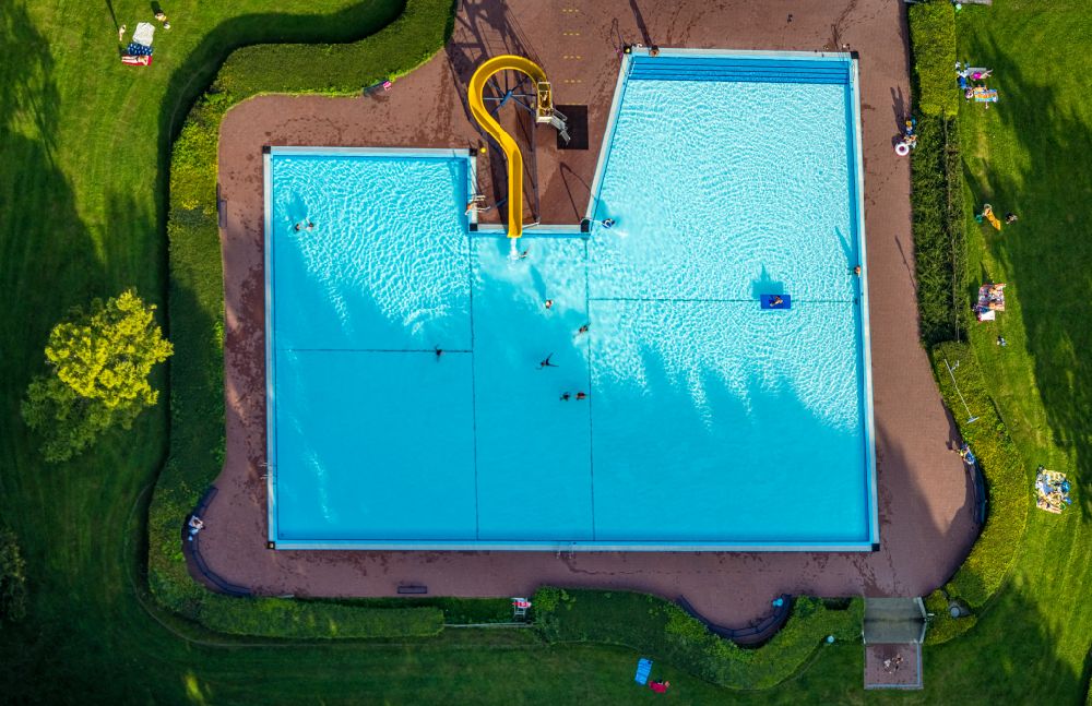 Aerial photograph Werl - Swimming pool of the of B B G Staedt. Baeof- and Beteiligungs- GmbH in the district Westoennen in Werl in the state North Rhine-Westphalia, Germany