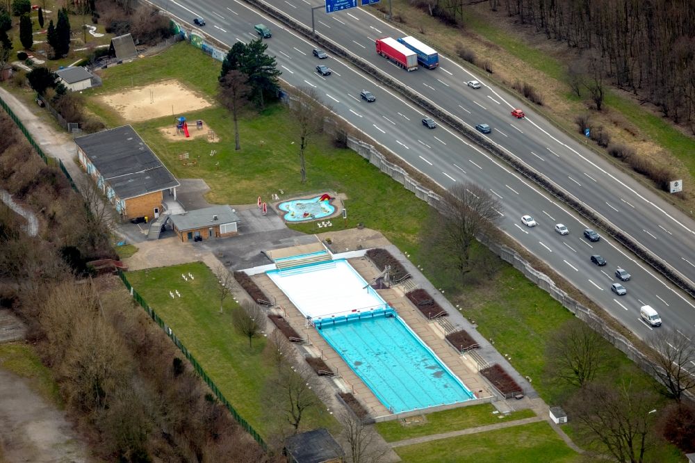 Bottrop from the bird's eye view: Swimming pool of the Stenkhoff-Bad on Stenkhoffstrasse in Bottrop in the state North Rhine-Westphalia, Germany
