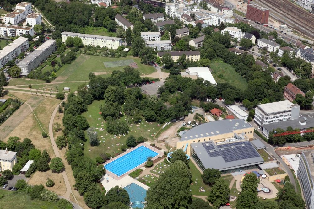 Aerial photograph Mainz - Swimming pool of the Taubertsbergbad in the district Hartenberg-Muenchfeld in Mainz in the state Rineland-Palatinate, Germany