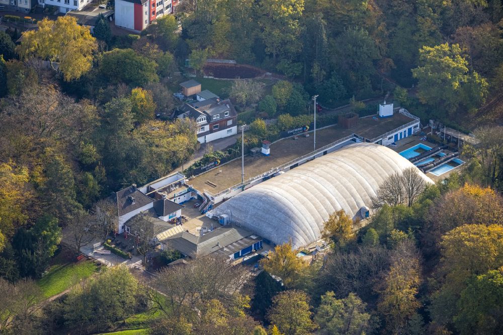 Bochum from the bird's eye view: Swimming pool with air dome Am Wiesengrund in the district Weitmar in Bochum in the state North Rhine-Westphalia, Germany