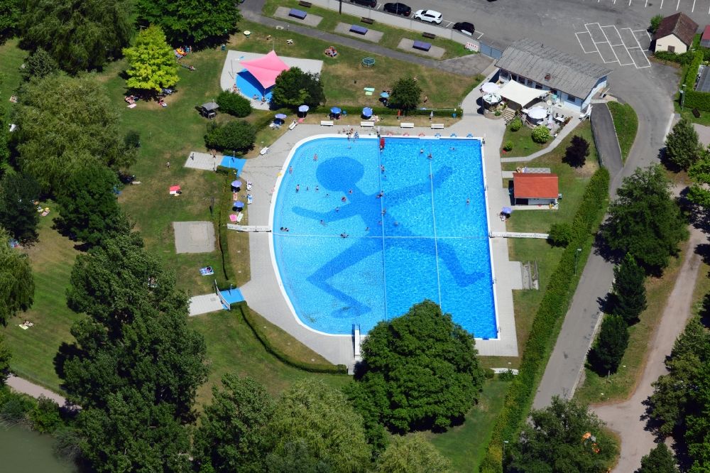 Waldshut-Tiengen from the bird's eye view: Swimming pool at the bank of river Rhine in Waldshut-Tiengen in the state Baden-Wuerttemberg, Germany