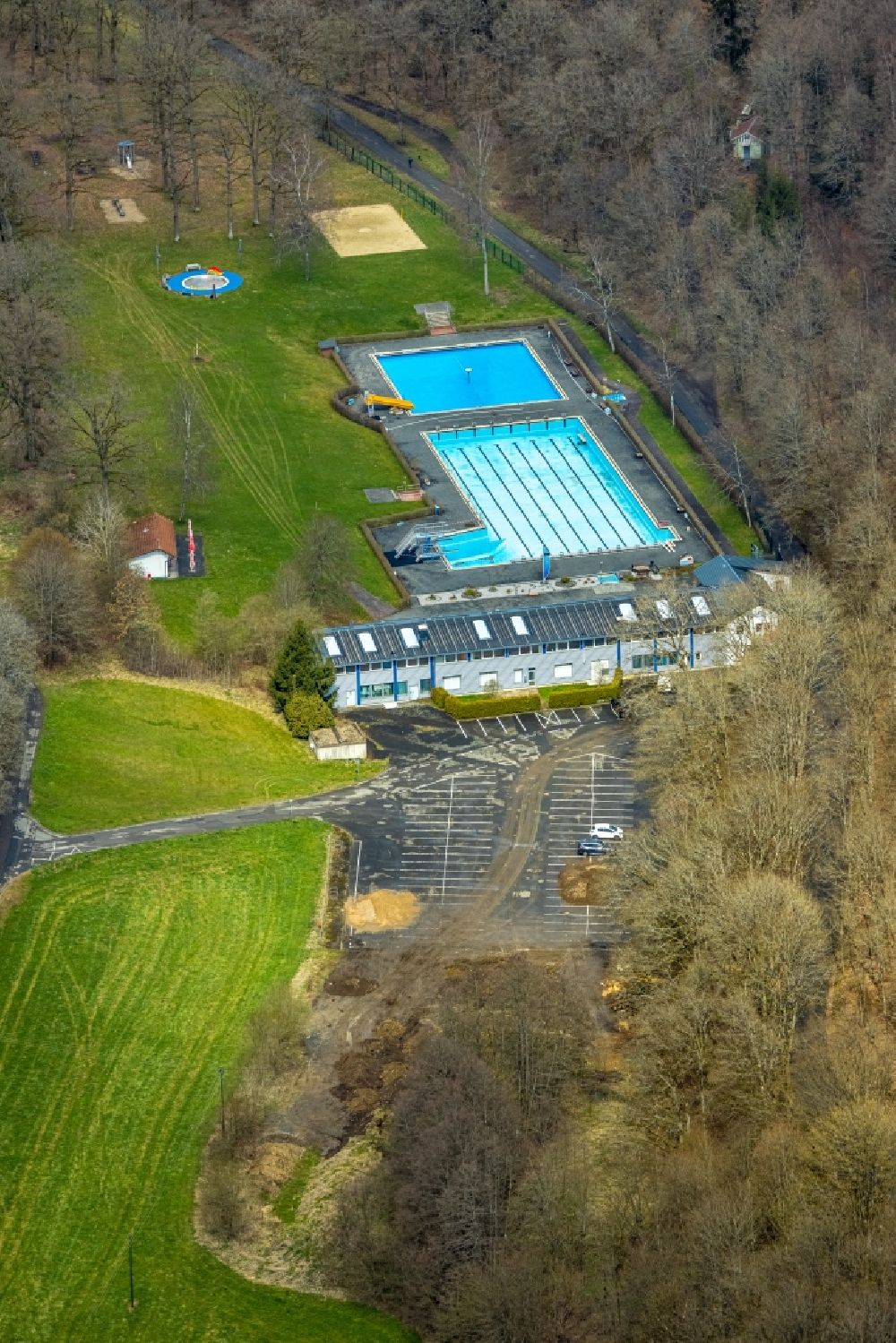 Kreuztal from above - Swimming pool of the Warmwasserfreibad Buschhuetten on Mattenbachstrasse in the district Buschhuetten in Kreuztal on Siegerland in the state North Rhine-Westphalia, Germany