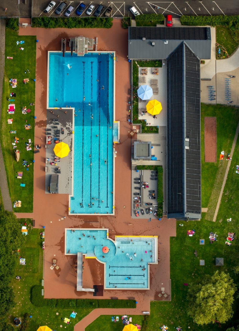 Siegen from the bird's eye view: Swimming pool of the warm water open-air pool Geisweid in Siegen in the state North Rhine-Westphalia