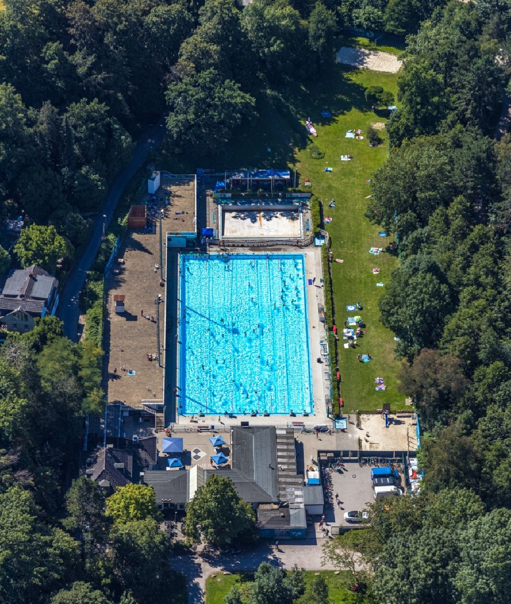 Aerial photograph Bochum - Swimming pool of the Am Wiesengrund in the district Weitmar in Bochum in the state North Rhine-Westphalia, Germany