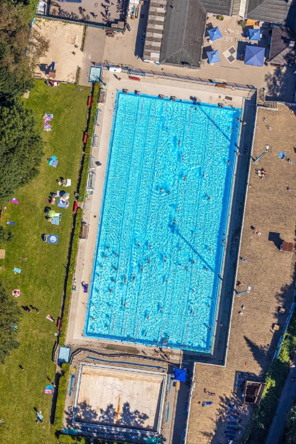 Aerial image Bochum - Swimming pool of the Am Wiesengrund in the district Weitmar in Bochum in the state North Rhine-Westphalia, Germany