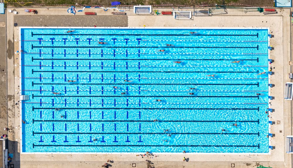 Aerial photograph Bochum - Swimming pool of the Am Wiesengrund in the district Weitmar in Bochum at Ruhrgebiet in the state North Rhine-Westphalia, Germany