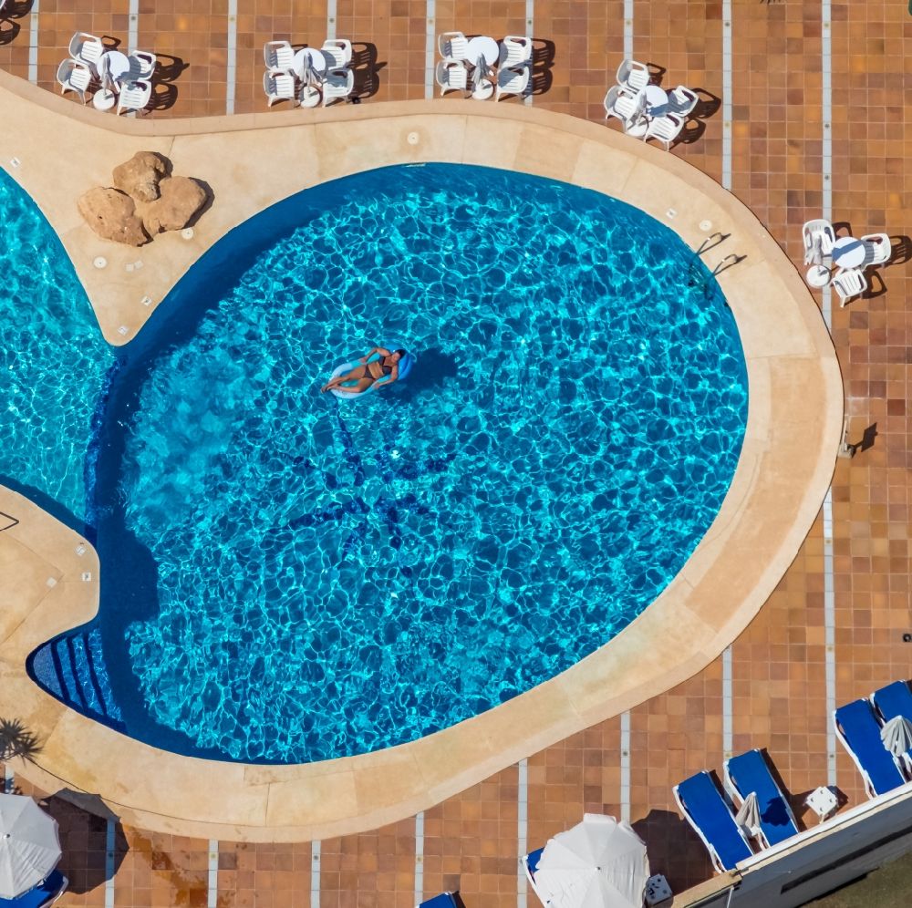 Aerial photograph Llucmajor - Refreshing swim in the blue pool - swimming pool on the roof of the hotel Hotel Kilimanjaro on Carrer del Gran i General Consell in Llucmajor in Balearic island of Mallorca, Spain