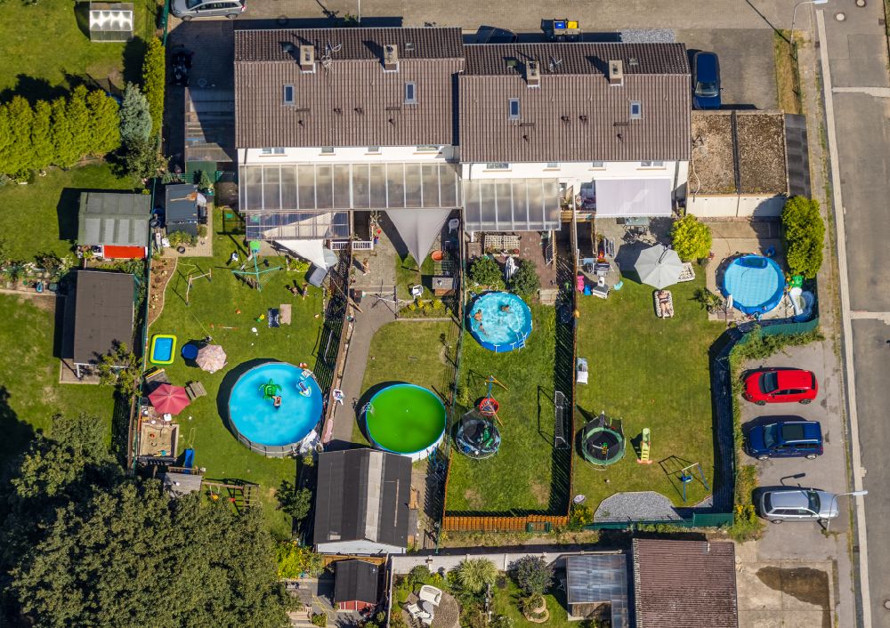 Dorsten from the bird's eye view: Refreshing swim in the blue pool - swimming pool in single-family house gardens on street Sauerlandstrasse in Dorsten at Ruhrgebiet in the state North Rhine-Westphalia, Germany
