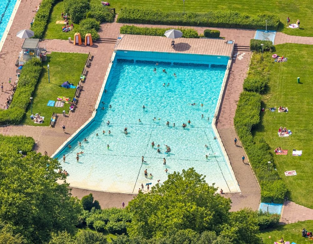 Bergkamen from the bird's eye view: Refreshing swim in the blue pool - swimming pool of Wellenbad in the district Weddinghofen in Bergkamen in the state North Rhine-Westphalia, Germany