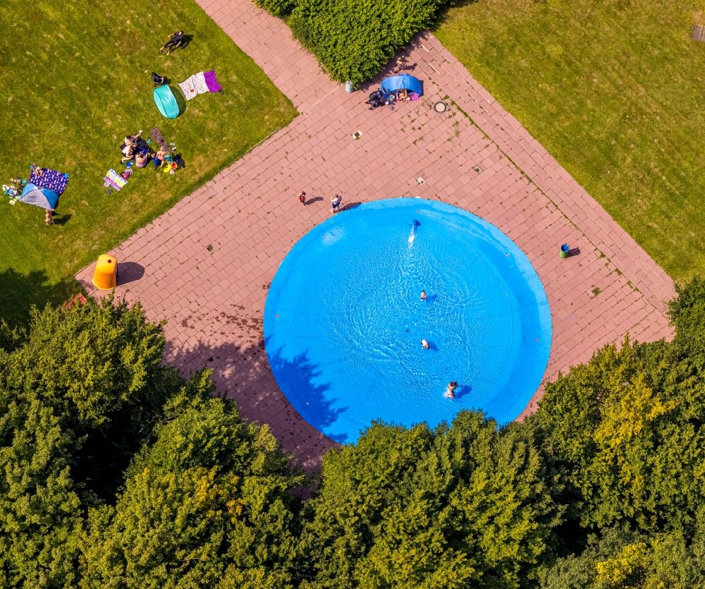 Aerial image Bergkamen - Refreshing swim in the blue pool - swimming pool of Wellenbad in the district Weddinghofen in Bergkamen in the state North Rhine-Westphalia, Germany