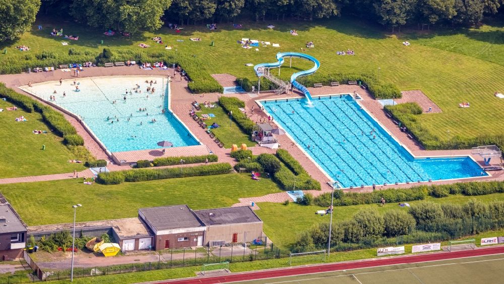 Aerial image Bergkamen - Refreshing swim in the blue pool - swimming pool of Wellenbad in the district Weddinghofen in Bergkamen in the state North Rhine-Westphalia, Germany