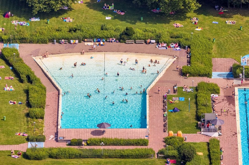 Aerial photograph Bergkamen - Refreshing swim in the blue pool - swimming pool of Wellenbad in the district Weddinghofen in Bergkamen in the state North Rhine-Westphalia, Germany