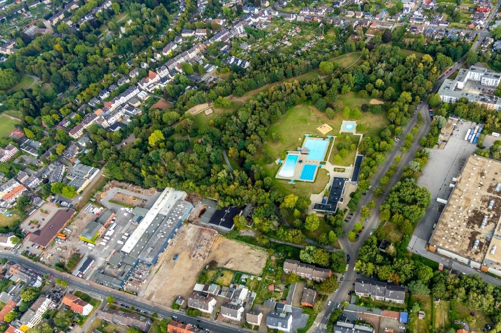 Aerial image Bochum - Swimming pools of the wave outdoor swimming pool south field mark in the district field Guennig in Bochum in the federal state North Rhine-Westphalia
