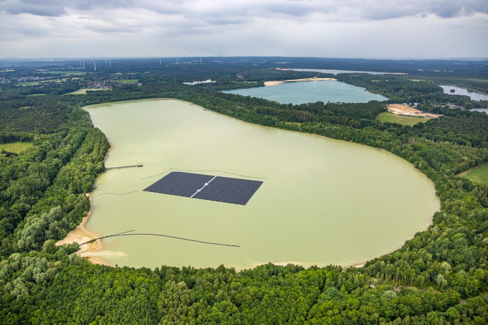 Aerial photograph Haltern am See - Floating solar power plant and panels of photovoltaic systems on the surface of the water on Silbersee III in Haltern am See at Ruhrgebiet in the state North Rhine-Westphalia, Germany