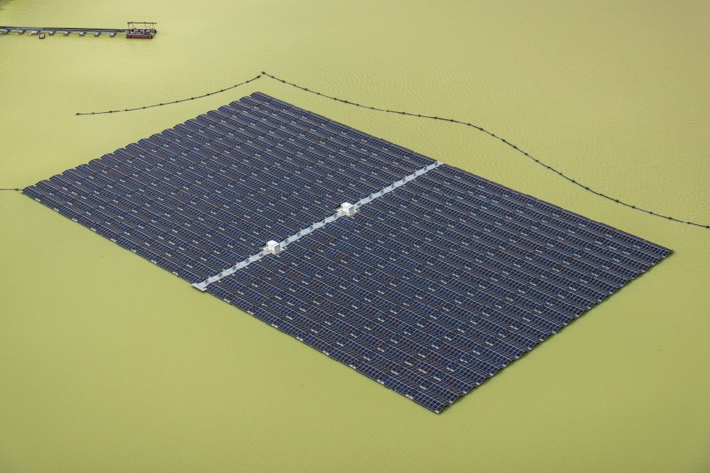 Haltern am See from the bird's eye view: Floating solar power plant and panels of photovoltaic systems on the surface of the water on Silbersee III in Haltern am See at Ruhrgebiet in the state North Rhine-Westphalia, Germany
