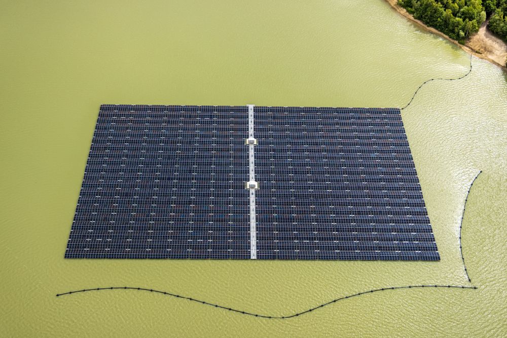 Aerial photograph Haltern am See - Floating solar power plant and panels of photovoltaic systems on the surface of the water on Silbersee III in Haltern am See at Ruhrgebiet in the state North Rhine-Westphalia, Germany