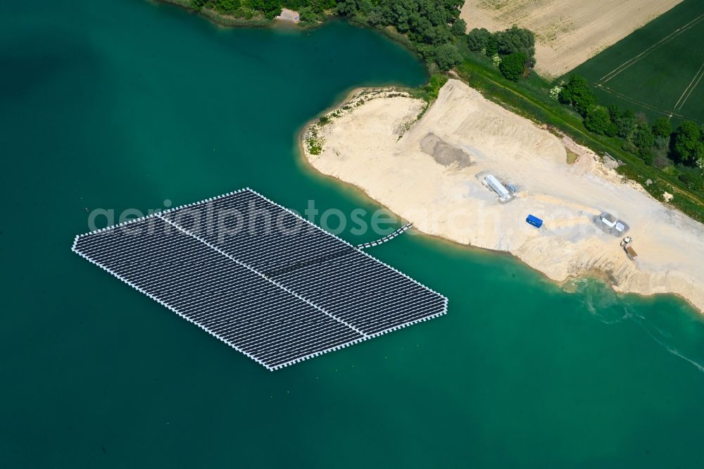 Aerial photograph Waldsee - Floating solar power plant and panels of photovoltaic systems on the surface of the water on Badesee Schlicht and Wolfgangsee on street In der Schlicht in Waldsee in the state Rhineland-Palatinate, Germany