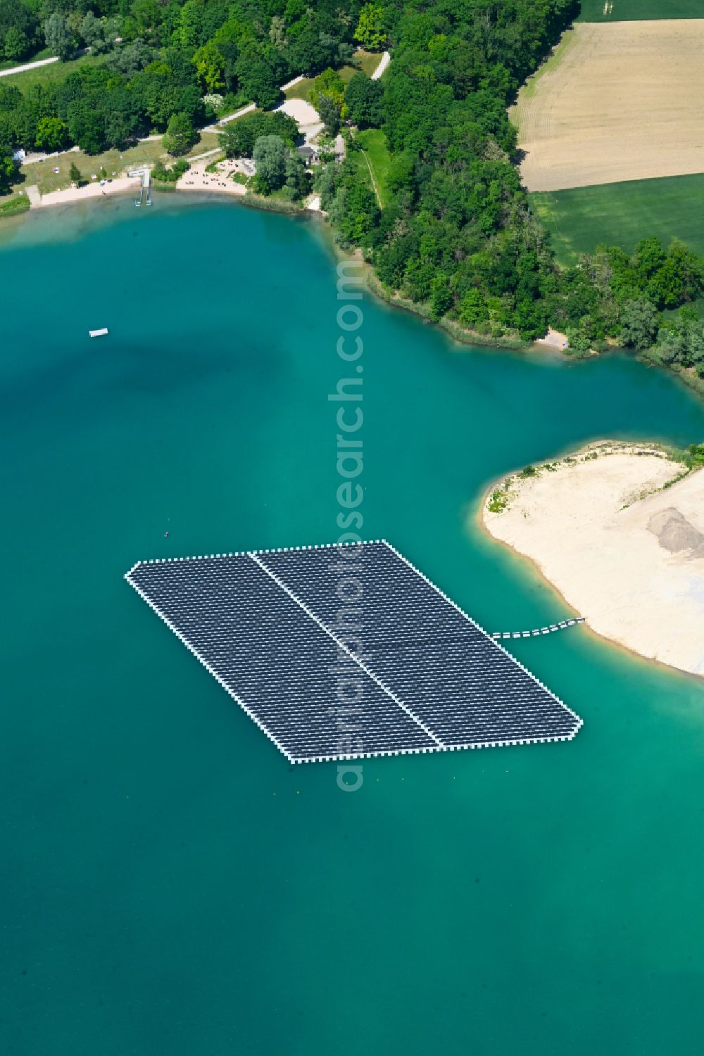Waldsee from the bird's eye view: Floating solar power plant and panels of photovoltaic systems on the surface of the water on Badesee Schlicht and Wolfgangsee on street In der Schlicht in Waldsee in the state Rhineland-Palatinate, Germany