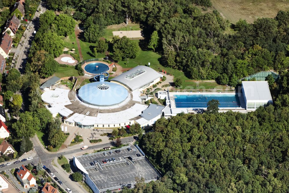 Brandenburg an der Havel from the bird's eye view: Swimming pool and outdoor pool of the leisure facility Marienbad in Brandenburg on the Havel in Brandenburg, Germany