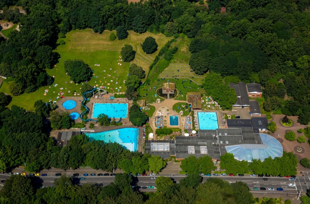 Aerial photograph Oberhausen - Indoor swimming pool and swimming pool of the swimming pool Solbad Vonderort in Oberhausen in North Rhine-Westphalia