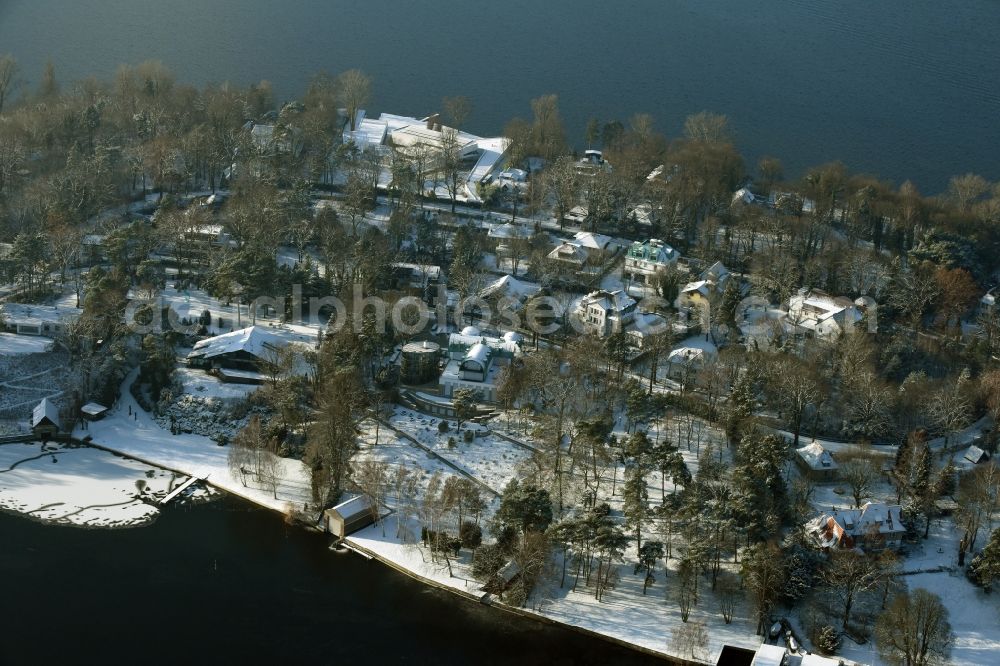 Aerial image Berlin - Wintry snowy Sea Island Schwanenwerder onn Grosser Wannsee and Havel in Berlin in Germany
