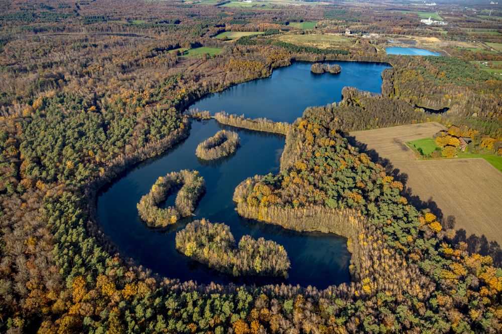 Bottrop from the bird's eye view: Lake Islands on the Heidesee in Bottrop in the state North Rhine-Westphalia, Germany