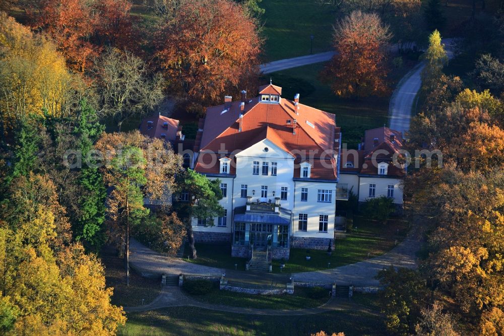 Aerial photograph Löwenberger Land Liebenberg - Lake house at the Great Lankesee surrounded by an autumn forest at Liebenberg in the Löwenberger Land in Brandenburg